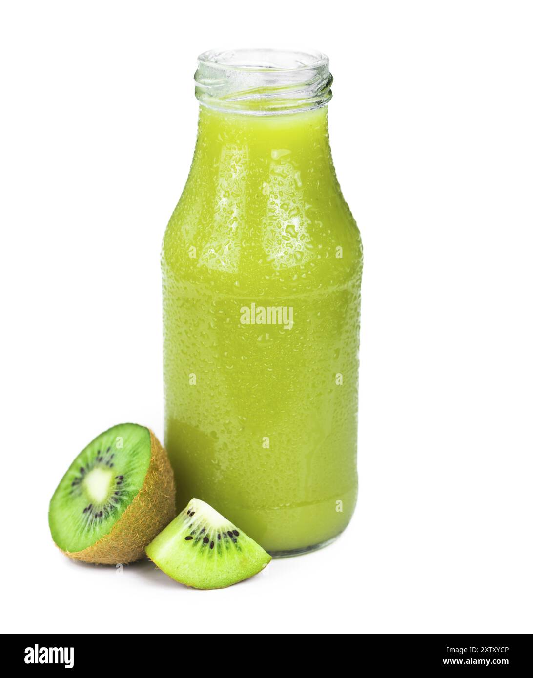 Portion frisch zubereiteter Kiwi Smoothie, isoliert auf weißem Hintergrund (Nahaufnahme, selektiver Fokus) Stockfoto