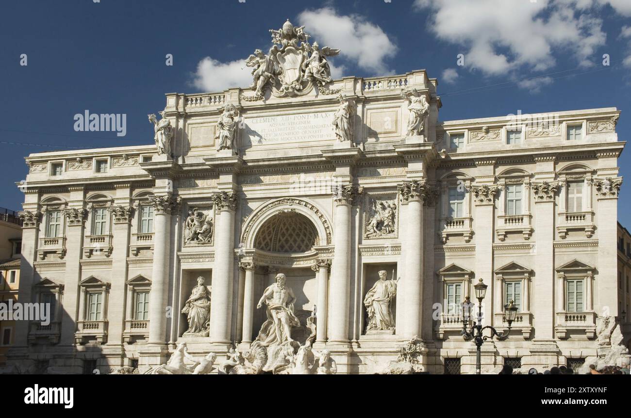 Volle Sonne auf der Fontana di Trevi in Rom Stockfoto