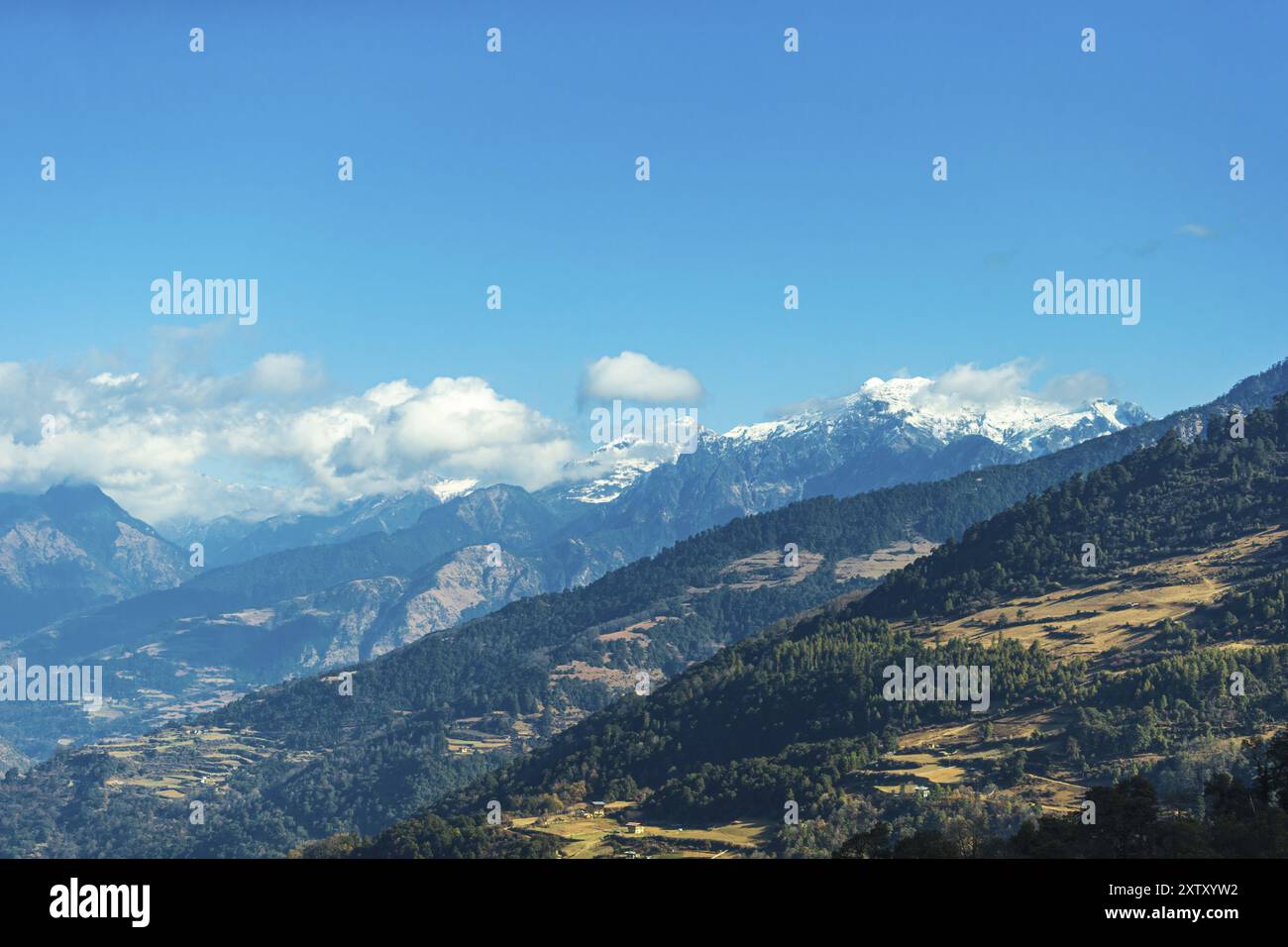 Landschaft irgendwo im Osten Bhutans auf der Straße nach Thimphu Stockfoto