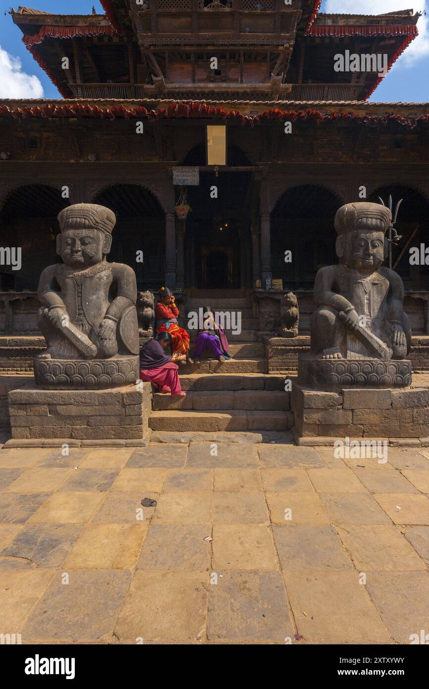 Bhaktapur, Nepal, 26. Oktober 2013: Zwei geschnitzte Statuen stehen an einem sonnigen Tag vor dem Eingang des antiken Dattatreya-Tempels. Vor dem Erdbeben 2015 Stockfoto