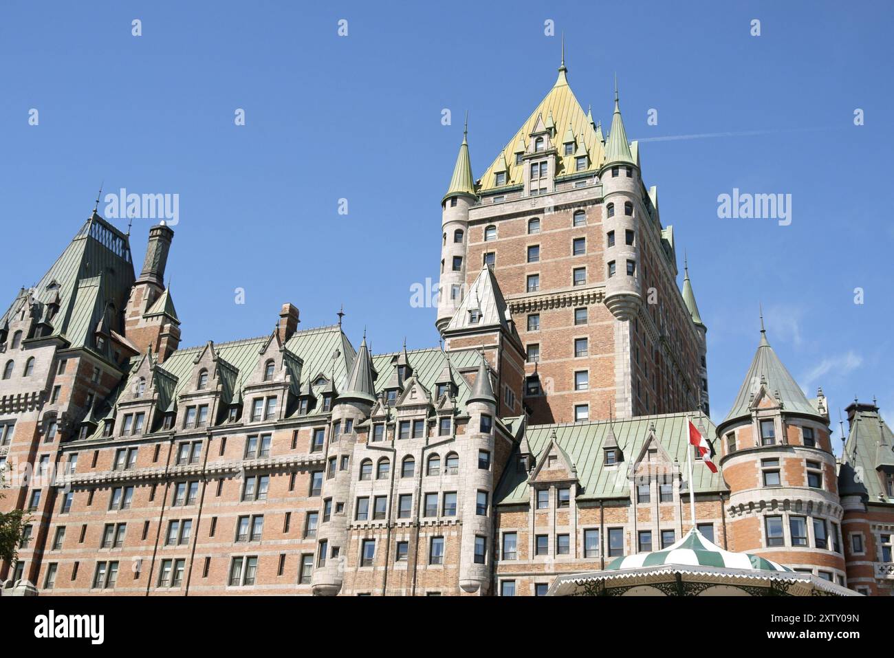 Chateau Frontenac in Québec (Stadt) gegen einen blauen Sommerhimmel Stockfoto