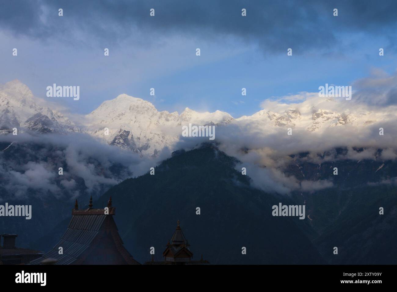 Die wunderschönen schneebedeckten Gipfel des Pilgerziels, die Kinnaur Kailash Bergkette, aus dem Tempelkomplex in Kalpa, Himachal Prad Stockfoto