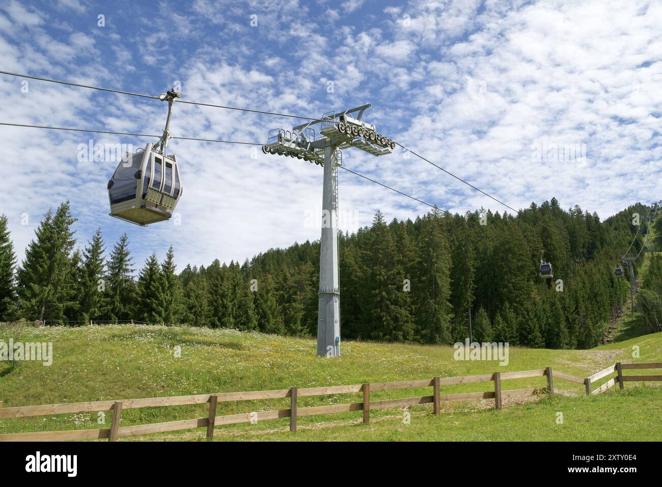 Seilbahn zu Seilbahn in den italienischen Alpen an einem bewölkten Tag Stockfoto