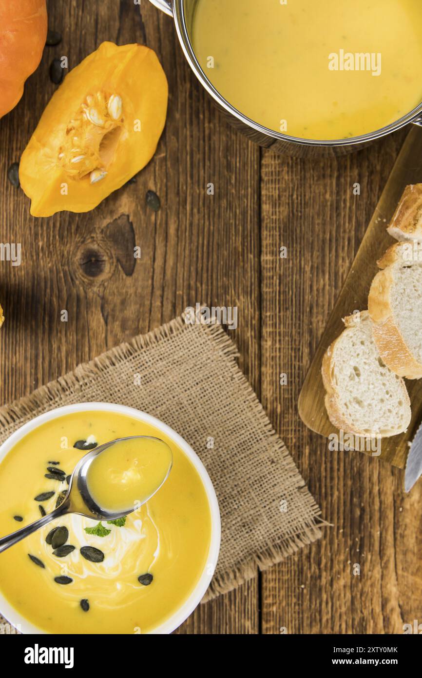 Frischen Kürbissuppe (Nahaufnahme) auf einem vintage Hintergrund (selektive Fokus) Stockfoto