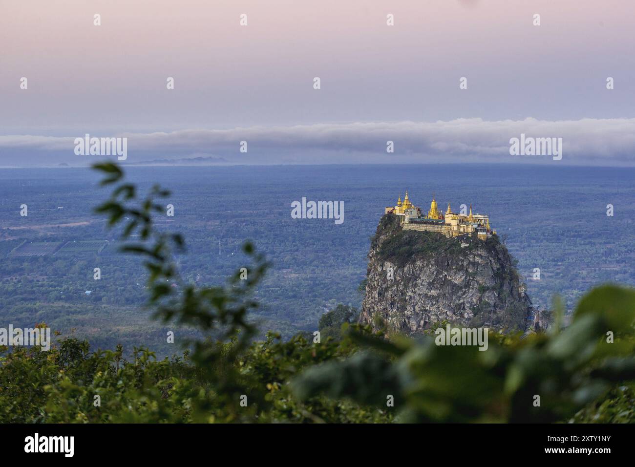 Taung Kalat Kloster am Mt. Popa von einem anderen Hügel gesehen Stockfoto