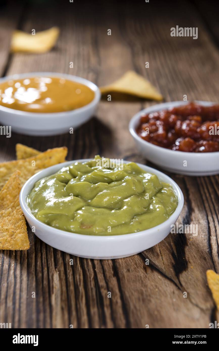 Verschiedene Arten von Nacho Dips (soft-Fokus) auf hölzernen Hintergrund Stockfoto