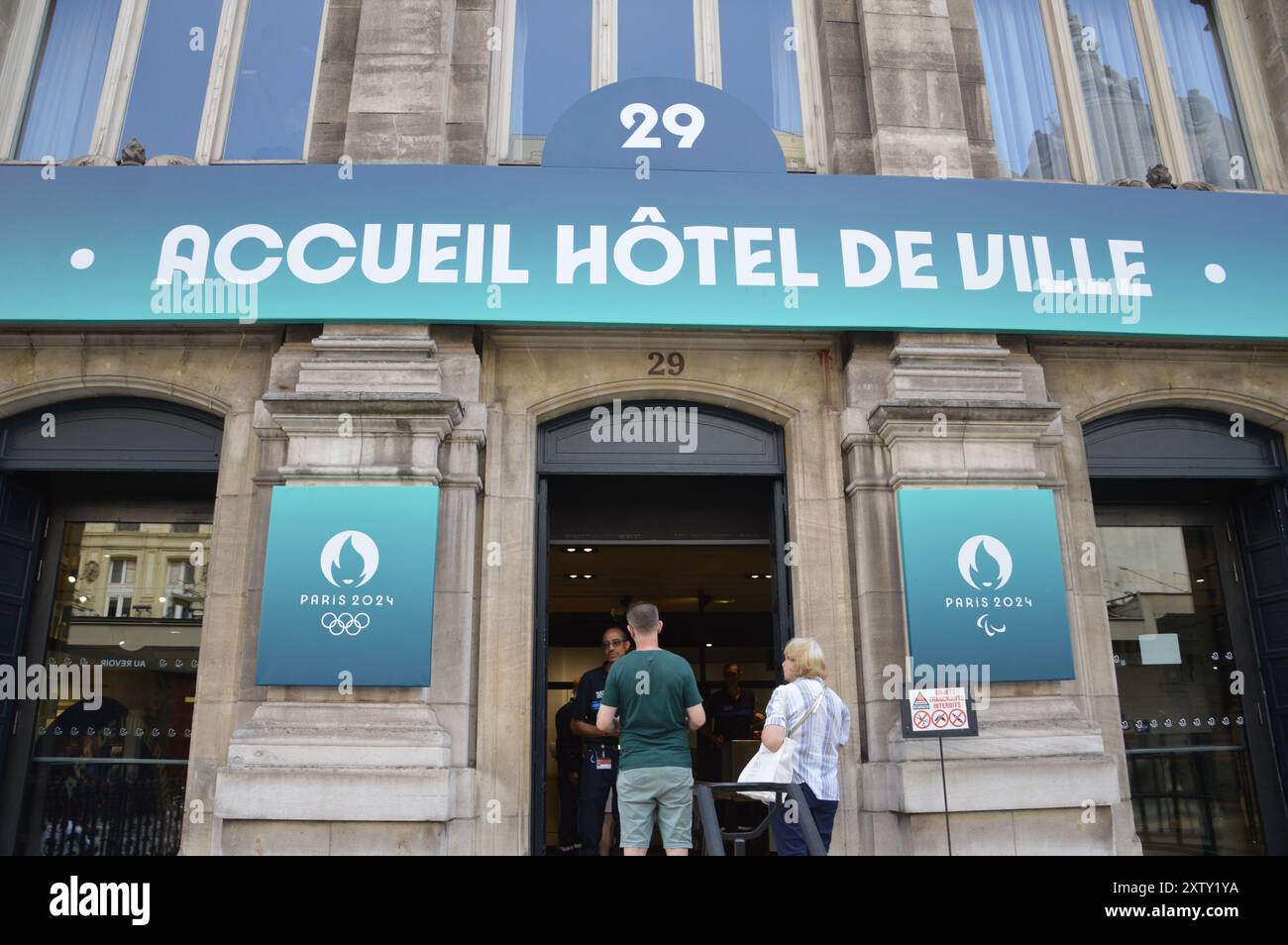 Paris, Frankreich - 7. August 2024 - Eingang der Akkreditierung für Journalisten im Hotel de Ville de Paris im Pariser Rathaus während der Olympischen Spiele 2024. (Foto: Markku Rainer Peltonen) Stockfoto