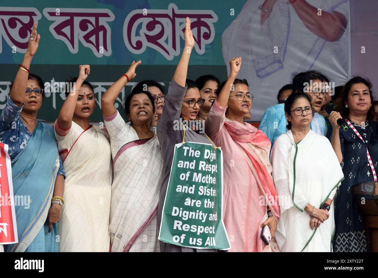 Westbengalen-Chefministerin Mamata Banerjee führt eine Demonstration durch, um Gerechtigkeit für eine Ärztin zu fordern, die angeblich am 9. August 2024 in einem staatlich geführten Krankenhaus vergewaltigt und ermordet wurde.TMC-Aktivisten, die Frau Banerjee begleiteten, riefen Slogans für die Todesstrafe für die Angeklagten. Am 16. August 2024 in Kalkutta, Indien. (Credit Image: © Dipa Chakraborty/eyepix via ZUMA Press Wire) NUR REDAKTIONELLE VERWENDUNG! Nicht für kommerzielle ZWECKE! Quelle: ZUMA Press, Inc./Alamy Live News Stockfoto