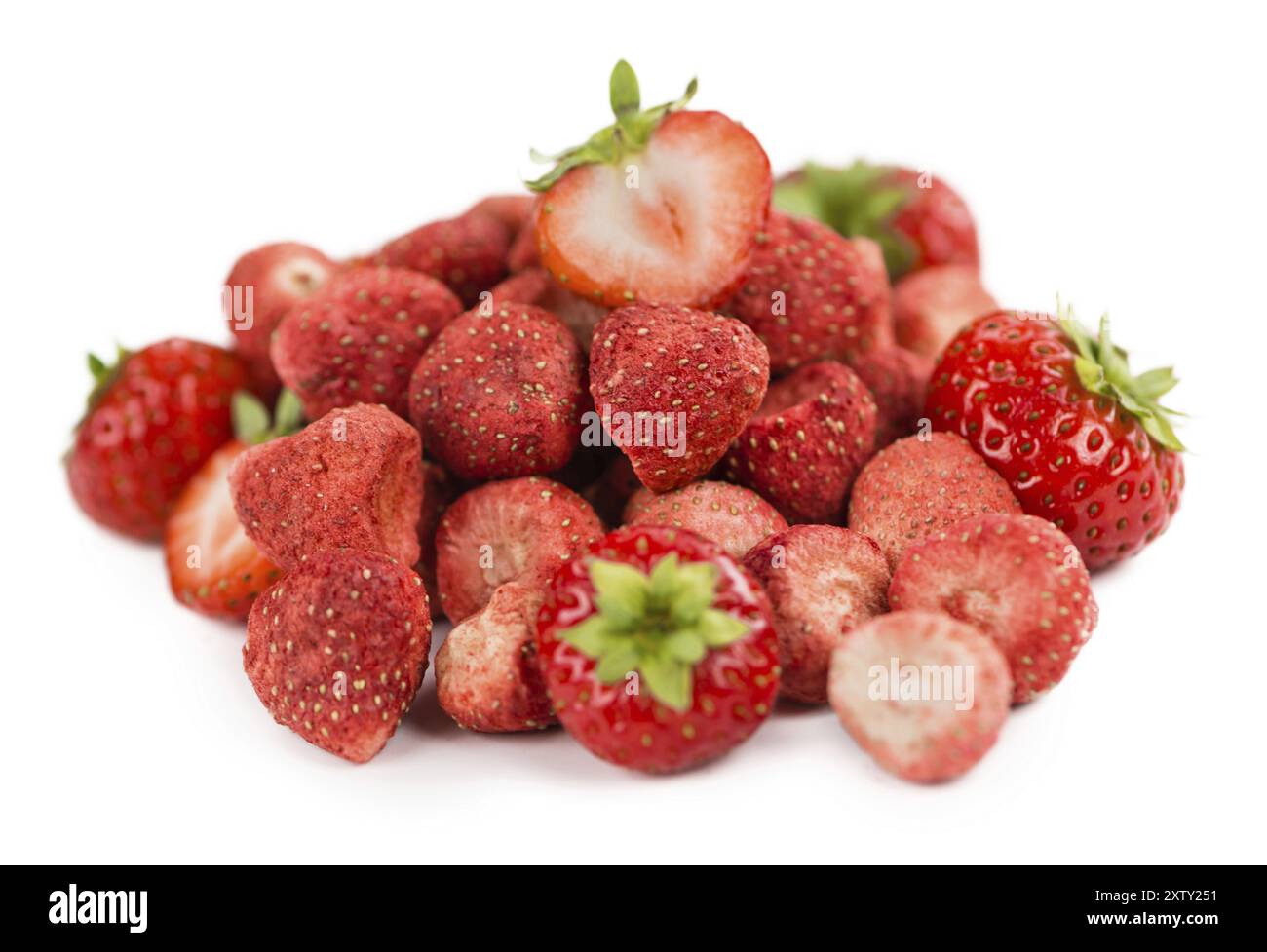 Frisch hergestellte Erdbeeren (getrocknet) isoliert auf weißem Hintergrund, Nahaufnahme Stockfoto