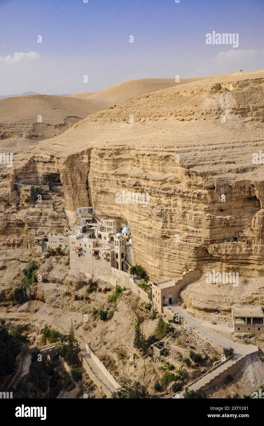 Orthodoxe Kloster St. George liegt im Wadi Qelt. Der sechsten Jahrhundert Klippe hängenden Komplex, mit seinen alten Kapelle und Gärten, ist immer noch inhabite Stockfoto