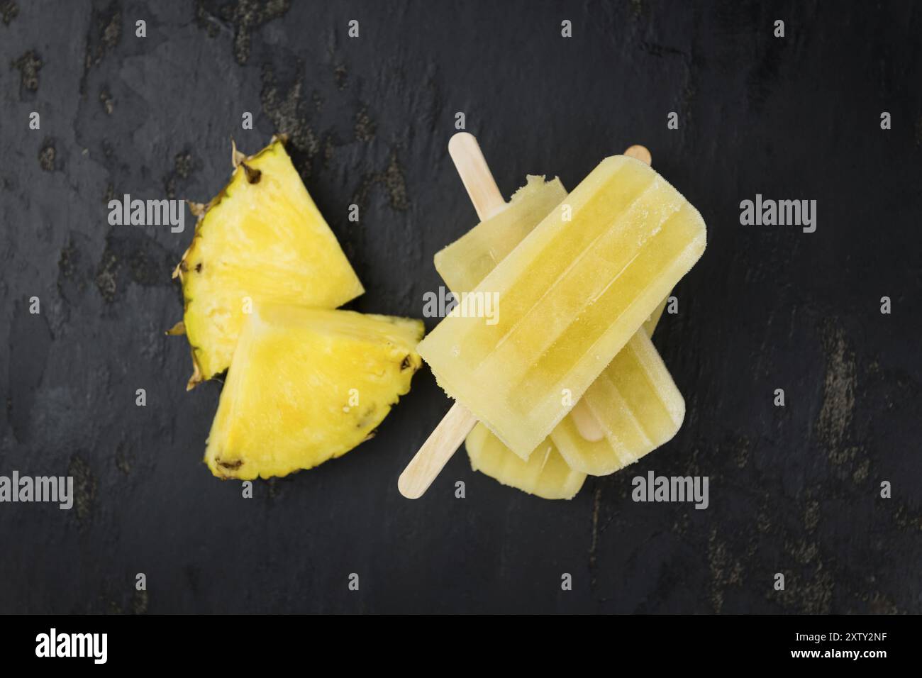 Einige hausgemachte Ananas Eis am Stiel (selektive Fokus) auf einem urigen Hintergrund Stockfoto