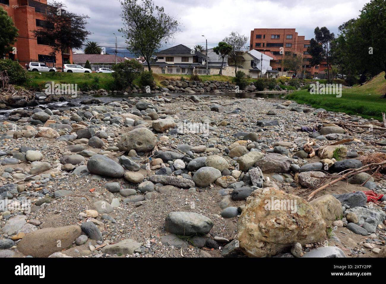 RIO TOMEBAMBA-BECKEN, NIEDRIGFLUSS Cuenca, Ecuador 16. August, 2024 der Tomebamba River fließt mit 0,93 m3 Niedrigwasserstand der niedrigste Yanuncay und Tarqui und Machangara in einem Niedrigstaat ETAPA EP überwacht kontinuierlich die Entwicklung der Flüsse der Stadt der Tomebamba River liegt unterhalb des Niedrigwasserspiegels Stand, gezählt 35 Tage hydrologischer Dürre Foto Boris Romoleroux API SOI CUENCA RIOTOMEBAMBACAUDALBAJO 7f7f05730c9478a094c687968df662b Copyright: xBORISxROMOLEROUXx Stockfoto