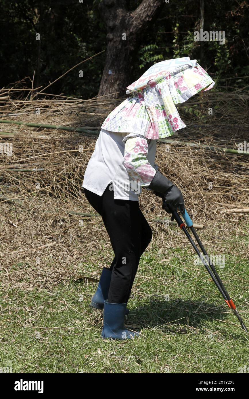 Frau im Garten in Hongkong Stockfoto