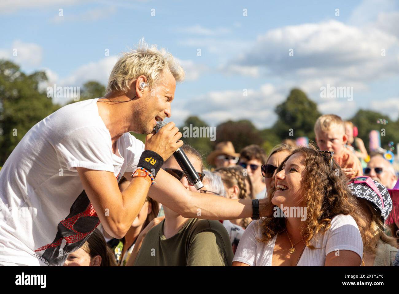 Camp Bestival, Weston Park, Shropshire, Großbritannien. August 2024. Rick Parfitt Jnr und das RPJ treten auf der Hauptbühne auf einem der beliebtesten und erfolgreichsten Familienmusikfestivals Großbritanniens auf. Quelle: Julian Kemp/Alamy Live News Stockfoto