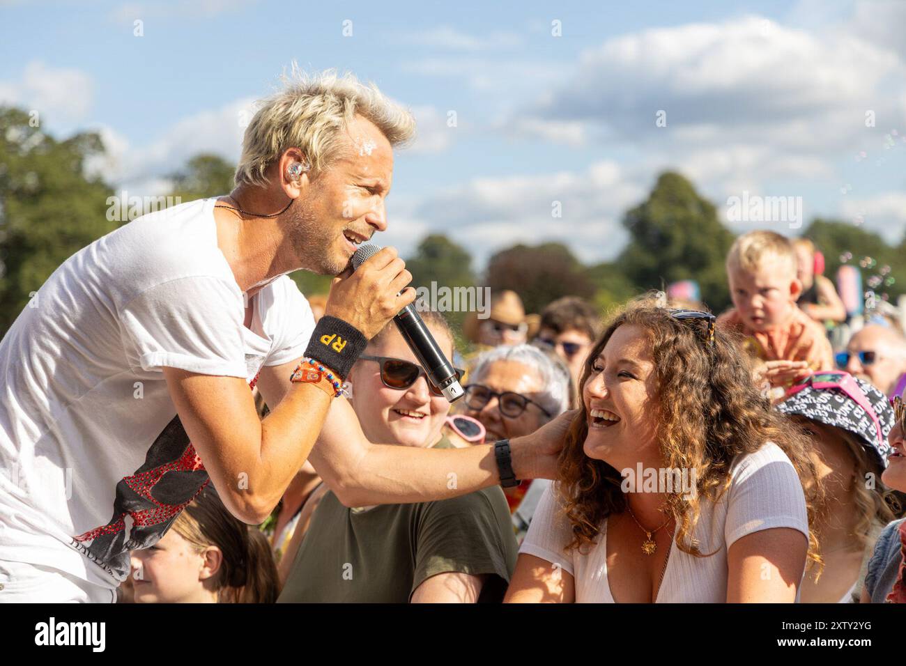 Camp Bestival, Weston Park, Shropshire, Großbritannien. August 2024. Rick Parfitt Jnr und das RPJ treten auf der Hauptbühne auf einem der beliebtesten und erfolgreichsten Familienmusikfestivals Großbritanniens auf. Quelle: Julian Kemp/Alamy Live News Stockfoto