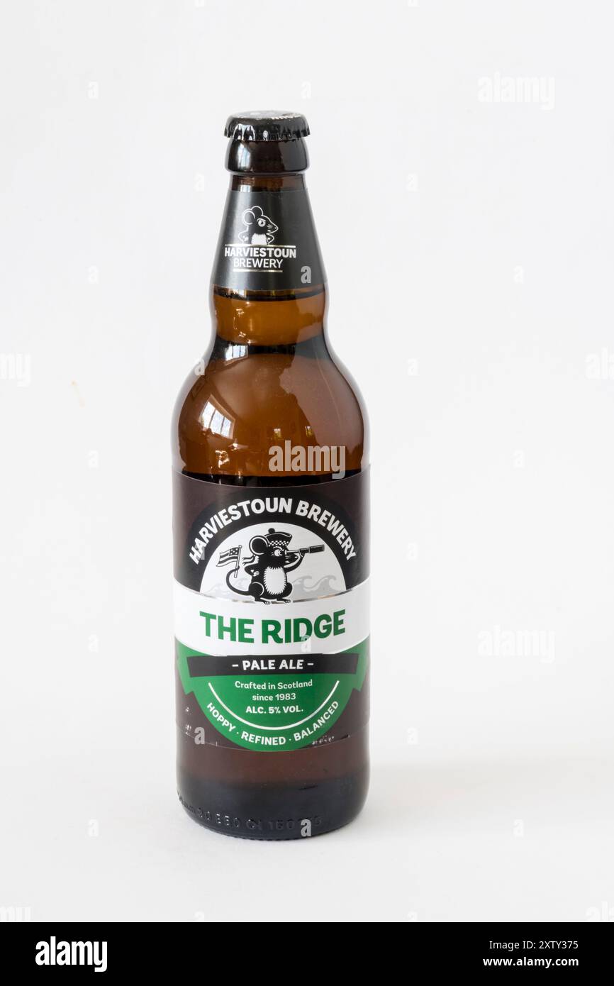 Eine Flasche Harviestoun Brewery The Ridge Pale Ale. Er hat einen ABV von 5 %. Stockfoto