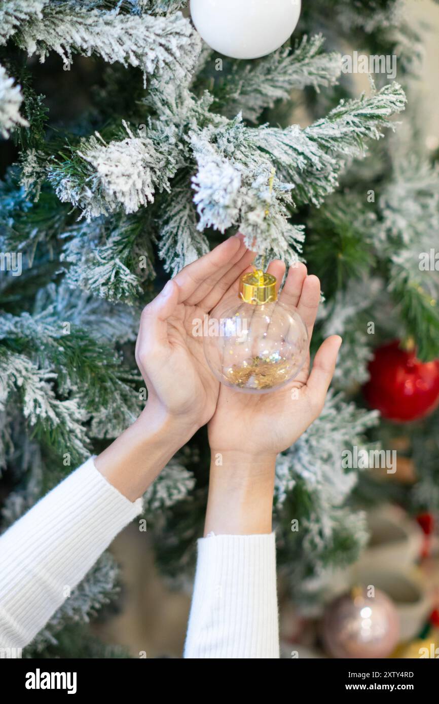 Der Weihnachtsbaum ist mit kleinen Spielzeugen und Kugeln dekoriert, um die Weihnachtszeit aufzuhellen und der Weihnachtsbaum ist zu jeder Jahreszeit grün. Stockfoto