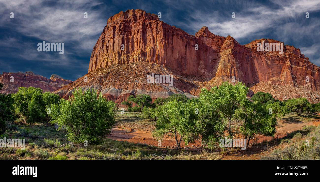 Capitol Reef Nationalpark und Wingate Sandstein Denkmal & Sulphur Creek - Utah Stockfoto