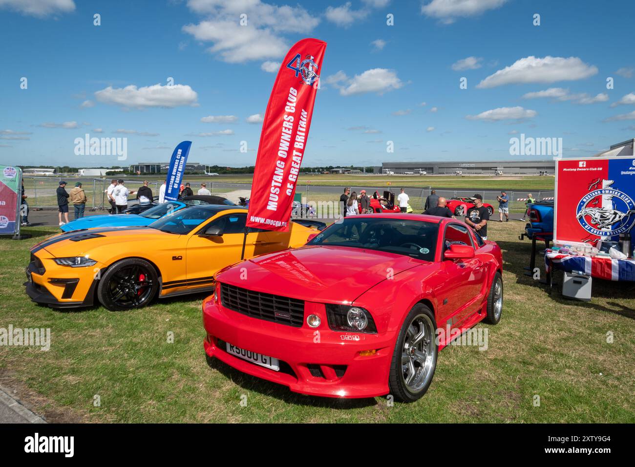 British Motor Show 2024, in Farnborough, Hampshire, England, Vereinigtes Königreich vom 15. bis 18. August 2024. Tag 2 der jährlichen Veranstaltung im Farnborough International Exhibition Centre. Die Autos des Mustang Owners Club of Great Britain sind draußen ausgestellt. Stockfoto