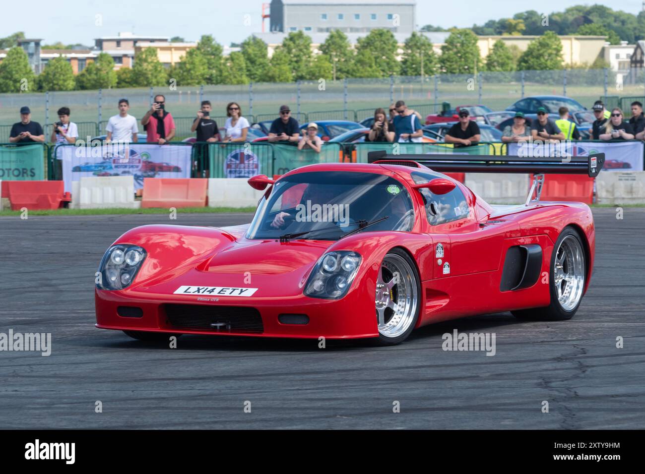 British Motor Show 2024, in Farnborough, Hampshire, England, Vereinigtes Königreich vom 15. bis 18. August 2024. Tag 2 der jährlichen Veranstaltung im Farnborough International Exhibition Centre. Ausstellung von Supersportwagen in der Arena. Stockfoto
