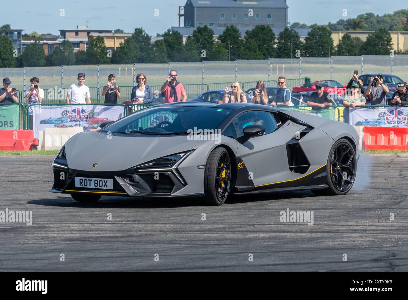 British Motor Show 2024, in Farnborough, Hampshire, England, Vereinigtes Königreich vom 15. bis 18. August 2024. Tag 2 der jährlichen Veranstaltung im Farnborough International Exhibition Centre. Ausstellung von Supersportwagen in der Arena. Stockfoto
