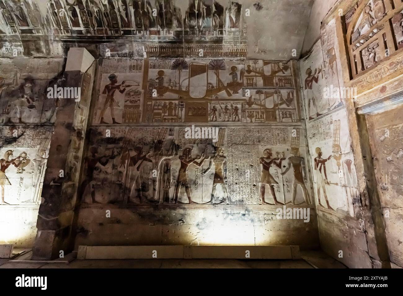 Tempel des Abydos, Tempel von Seti I., inneres Heiligtum, Relief und Gemälde, Westufer des Nils, Sohag (Suhag, Suhaj), Ägypten, Nordafrika, Afrika Stockfoto