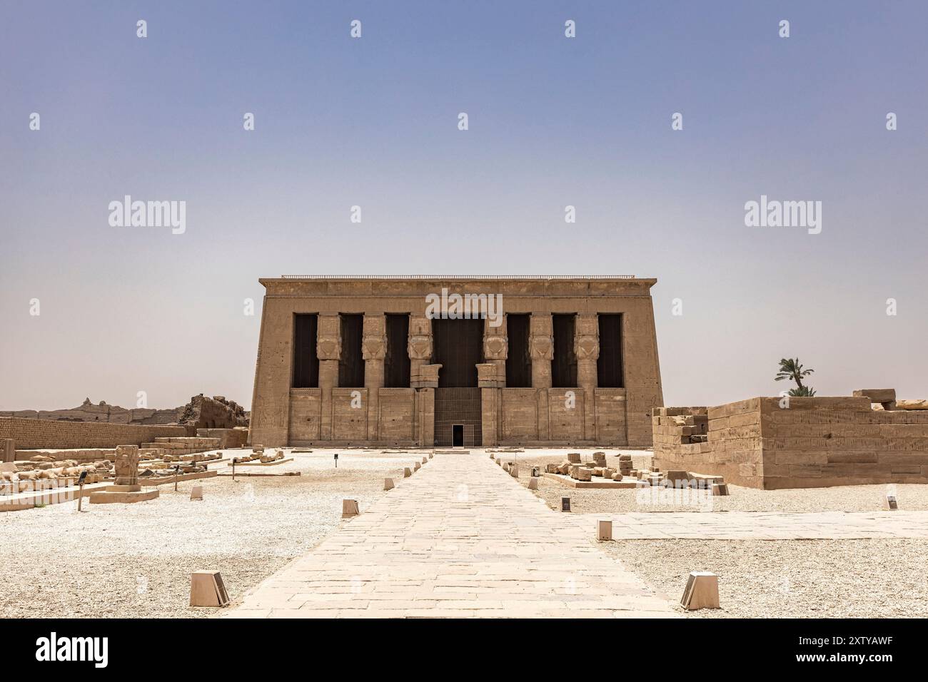 Dendera(Denderah) Tempelkomplex, Fassade des Hathor Tempels, Gouvernement Qena, Ostufer des Nils, Ägypten, Nordafrika, Afrika Stockfoto