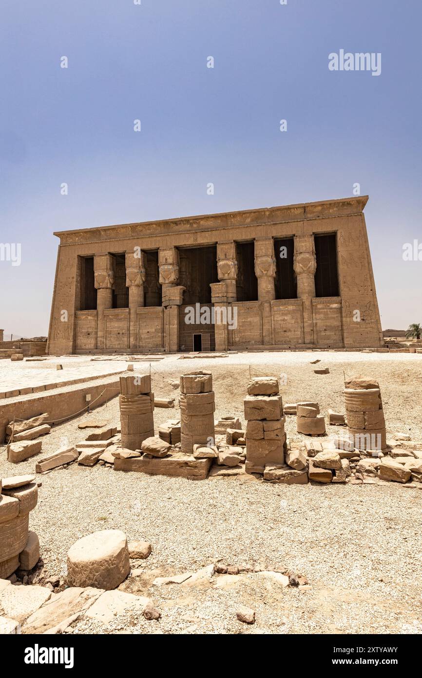 Dendera(Denderah) Tempelkomplex, Fassade des Hathor Tempels, Gouvernement Qena, Ostufer des Nils, Ägypten, Nordafrika, Afrika Stockfoto