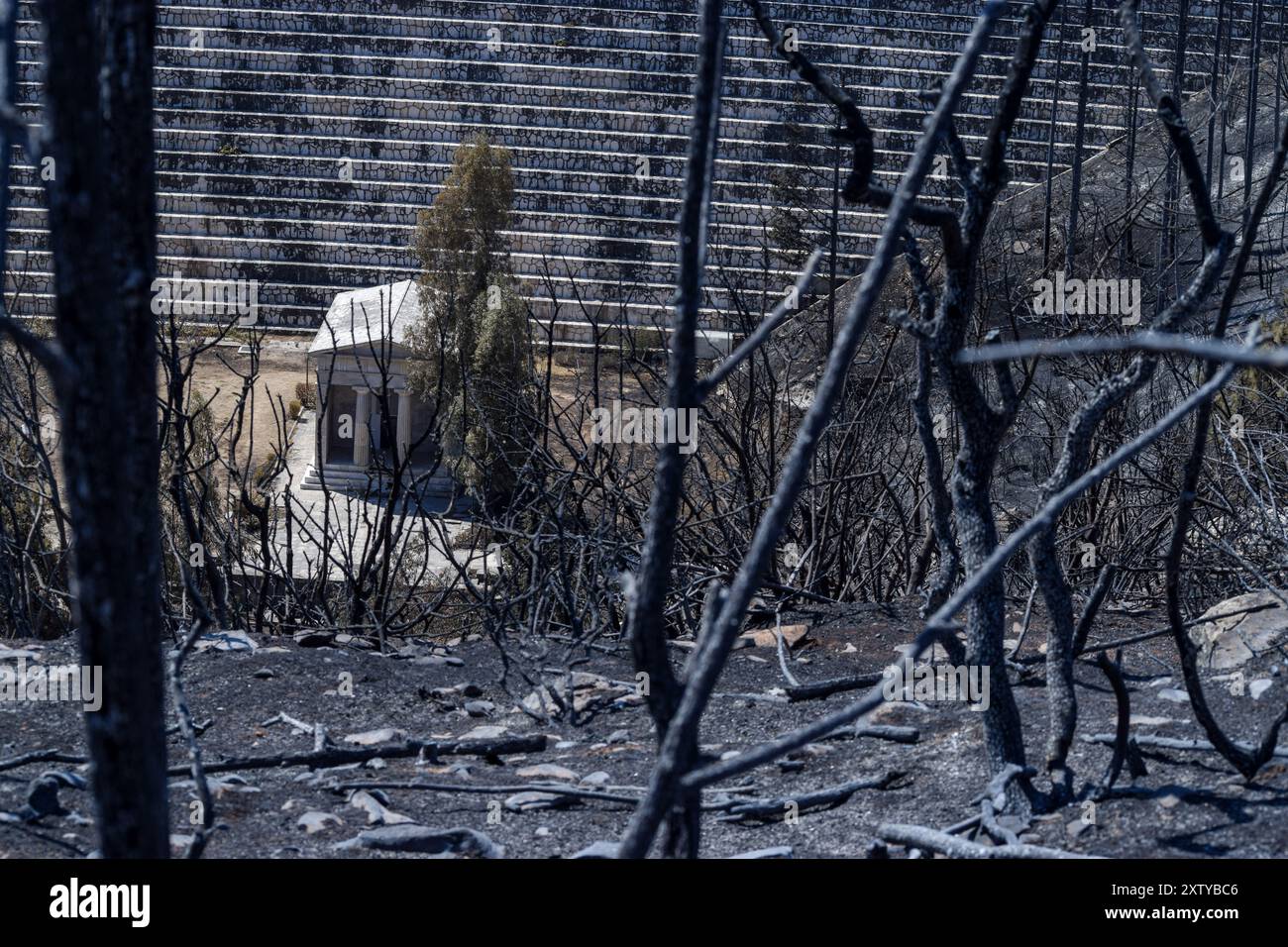 Der antike Tempel am Fuße des Marathondamms liegt inmitten eines verbrannten Waldes und als Folge des verheerenden Brandes, der in Ostattik ausbrach Stockfoto