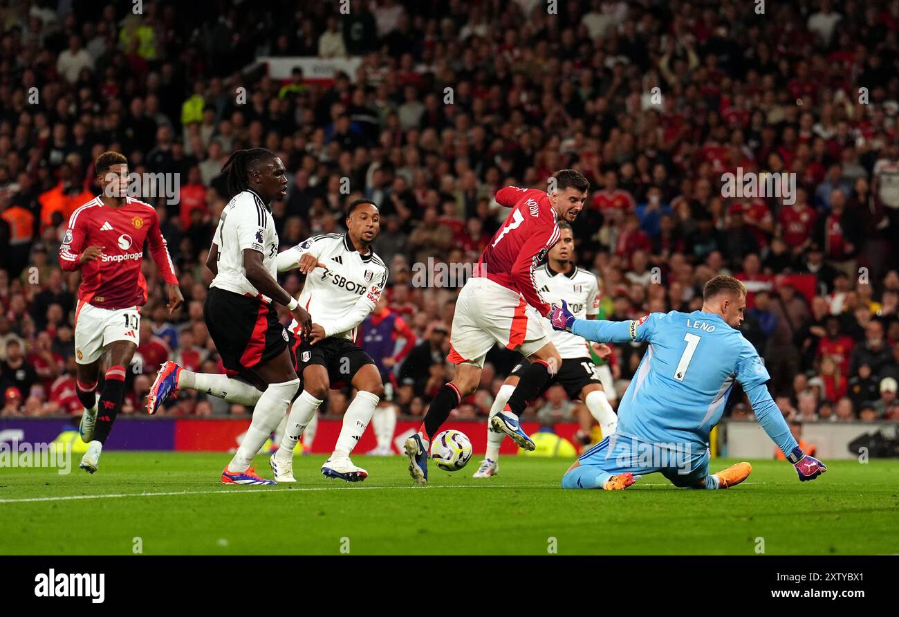 Fulham-Torhüter Bernd Leno rettet während des Premier-League-Spiels in Old Trafford einen Schuss vom Mason Mount von Manchester United. Bilddatum: Freitag, 16. August 2024. Stockfoto