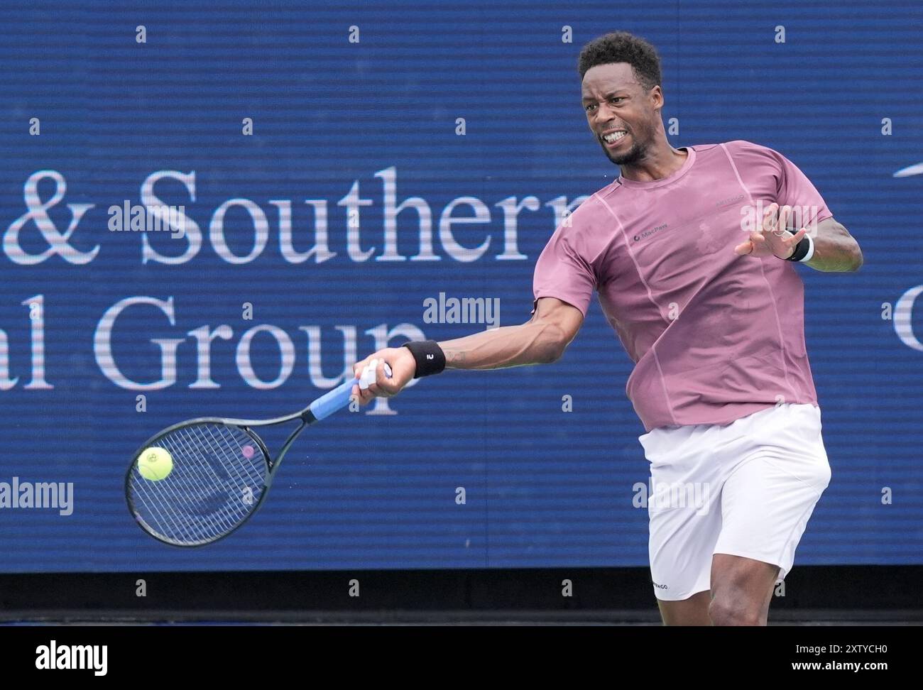 16. August 2024: Gael Monfils (FRA) besiegte Carlos Alcaraz (ESP) bei den Cincinnati Open mit 4:6, 7:6, 6:4, wobei er im Lindner Family Tennis Center in Mason, Ohio spielte. © Leslie Billman/Tennisclix/CSM Credit: CAL Sport Media/Alamy Live News Stockfoto