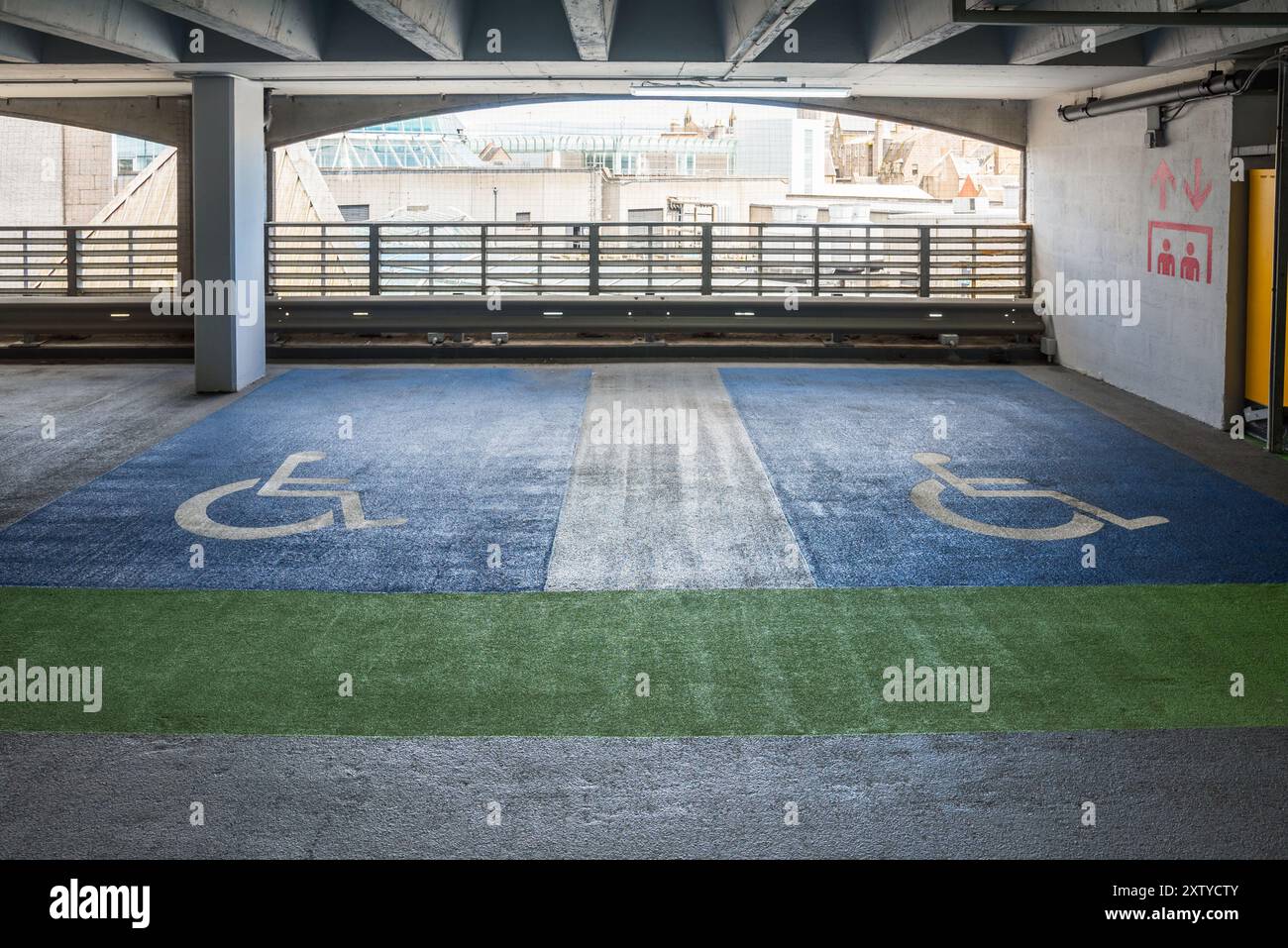 Behindertenparkplätze in einem Parkhaus im Stadtzentrum Stockfoto