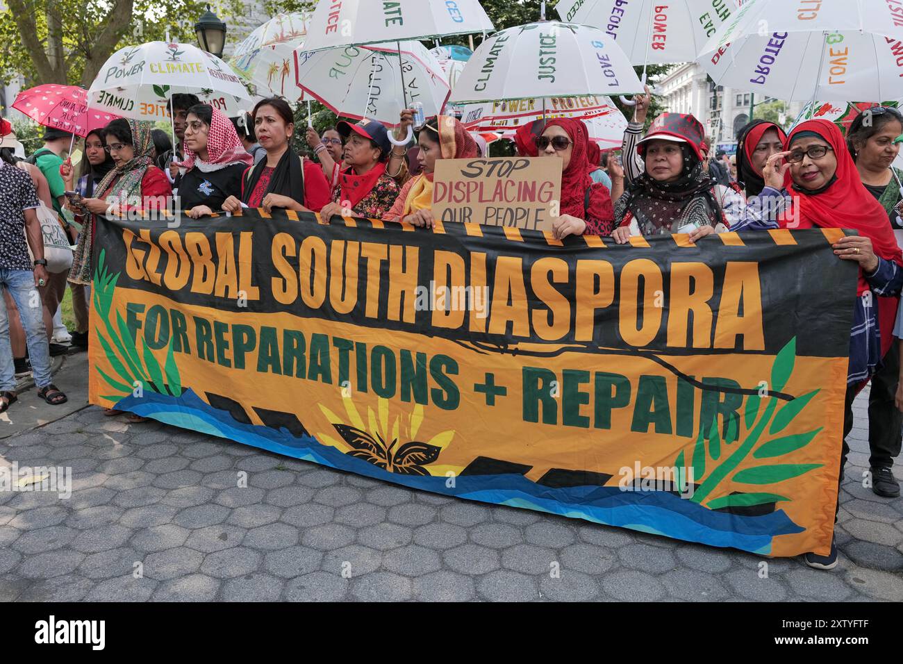 New York, New York, USA. August 2024. Migranten und Vertriebene führen eine symbolische Karawane an, um Rechenschaftspflicht von Rathaus, Big Oil und Citi zu fordern. Sie verlangten, dass Citi sich von der Finanzierung von Treibstoffkonzernen, die extreme Wetterereignisse verursachen, ablöst.Sagen, dass das Klima jetzt die Hauptursache für Zwangsvertreibungen ist. Hunderte marschierten vom Foley Square zum Citi headquarters.in Tribeca. Etwa ein halbes Dutzend wurden wegen eines unerlaubten Betretens verhaftet, wodurch der Eingang zum Citi-Gebäude blockiert wurde. (Kreditbild: © Milo Hess/ZUMA Press Wire) NUR REDAKTIONELLE VERWENDUNG! Nicht für kommerzielle ZWECKE! Quelle: ZUMA Press, Inc Stockfoto