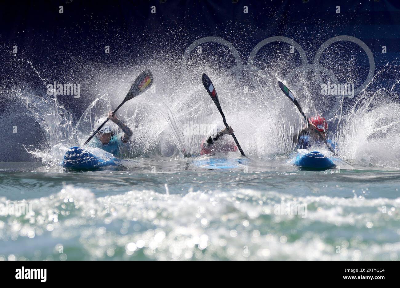 PARIS, FRANKREICH – 05. AUGUST: Elena Lilik vom Team Deutschland, Camille Prigent vom Team Frankreich, Carole Diana Bouzidi vom Team Algerien treten am 10. August 2024 im Kanu Slalom Damen Kayak Cross Quarterfinale der Olympischen Spiele Paris 2024 im Nautikstadion Vaires-Sur-Marne an. © diebilderwelt / Alamy Stock Stockfoto