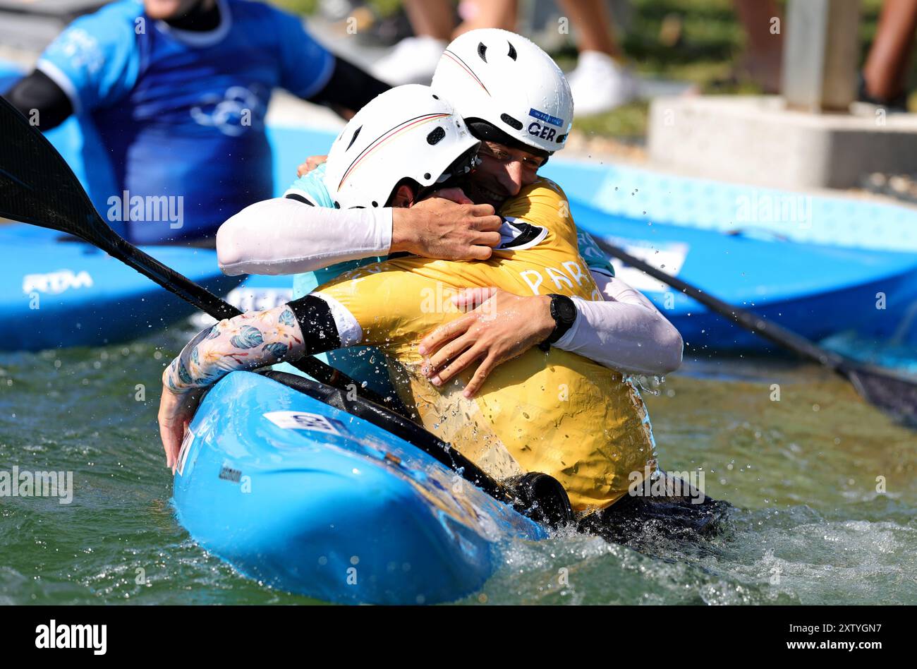 PARIS, FRANKREICH - 05. AUGUST: Noah Hegge vom Team Germany feiert mit Elena Lilik vom Team Germany, nachdem er am 10. Tag der Olympischen Spiele Paris 2024 im Nautikstadion Vaires-Sur-Marne am 5. August 2024 in Paris Bronze im Finale des Kanueslalom Männer Kayak Cross gewonnen hat. © diebilderwelt / Alamy Stock Stockfoto