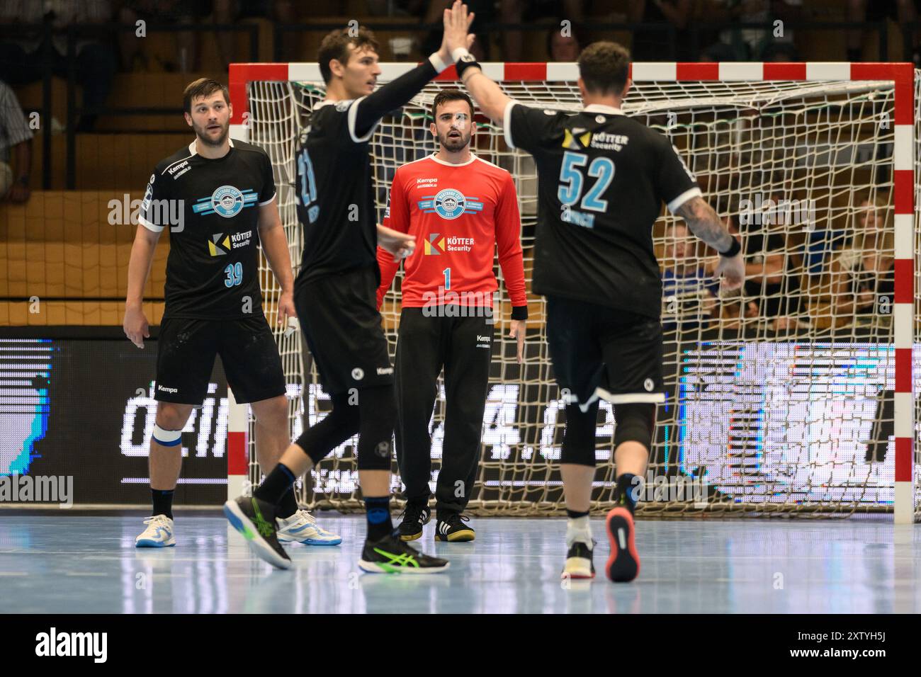 Philipp Meyer (ThSV Eisenach, #27), Justin Kurch (ThSV Eisenach, #52), Matija Spikic (ThSV Eisenach, #1), Malte Donker (ThSV Eisenach, #39) GER, ThSV Eisenach gegen sah-Skanderbork AGF, Handball, Diakin 1. Handballbundesliga Maenner, 2.Wartburg Cup, Spielzeit 2024/2025, Freitag, 16.08.2024, 20.30Uhr Foto: Eibner-Pressefoto/Martin Herbst Stockfoto