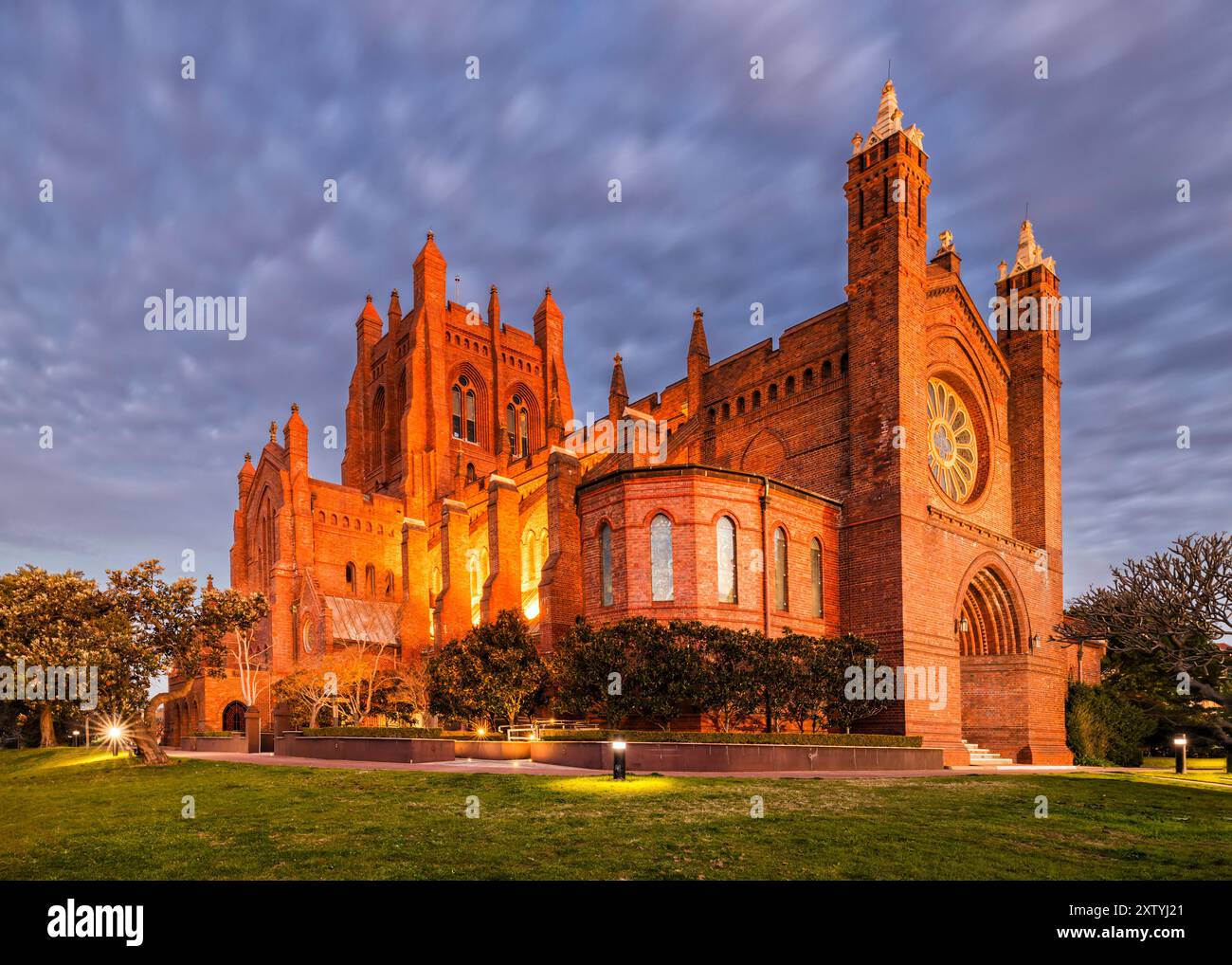 Historische Kathedrale in der Stadt Newcastle in Australien bei Sonnenuntergang mit hellen Lichtern. Stockfoto