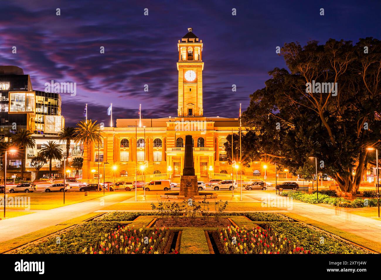 Fassade des historischen Stadthalle-ratsgebäudes in Newcastle City of Australia bei Sonnenuntergang. Stockfoto