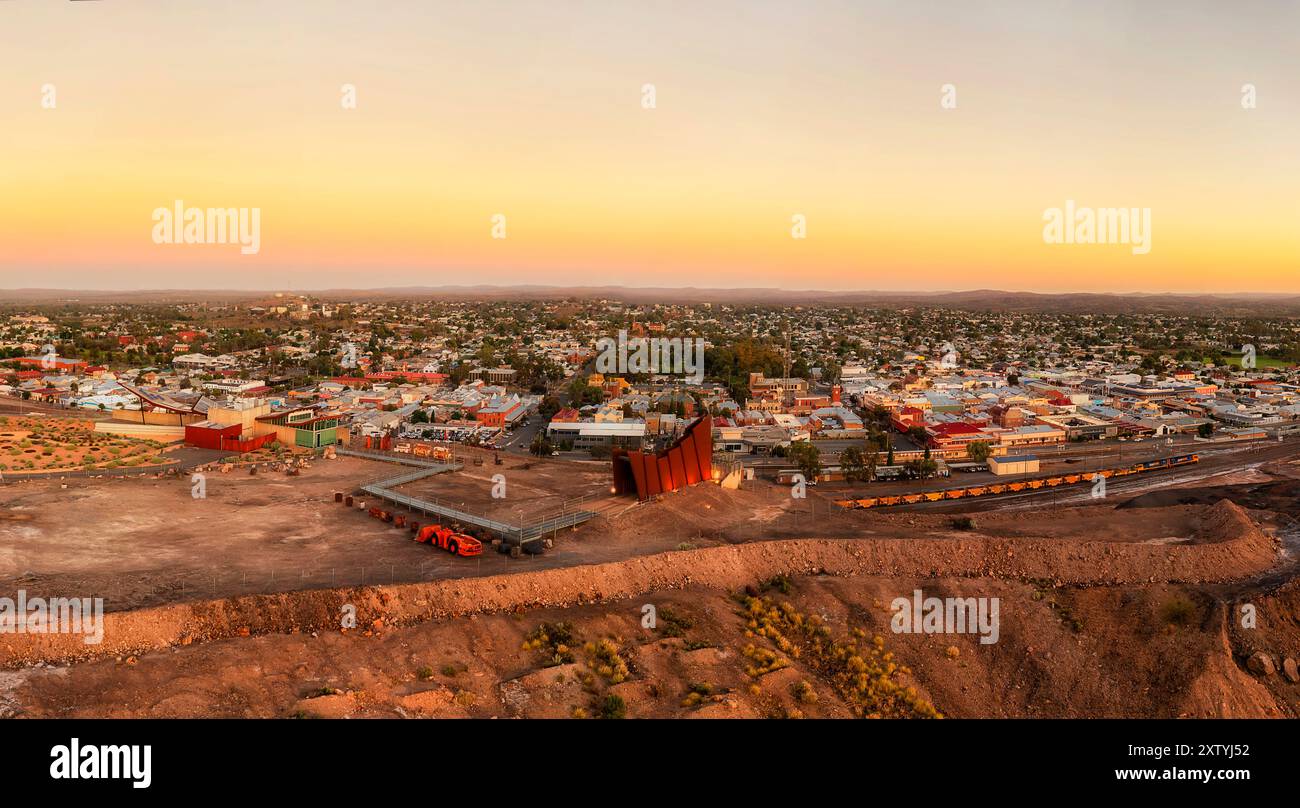 Golden Hour Sonnenlicht über Silver City Broken Hill in landschaftlich reizvollem Panorama der australischen Outback-Bergbauindustrie. Stockfoto