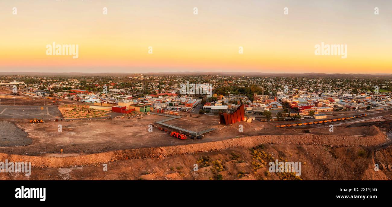 Golden Hour Sonnenlicht über Silver City Broken Hill in landschaftlich reizvollem Panorama der australischen Outback-Bergbauindustrie. Stockfoto