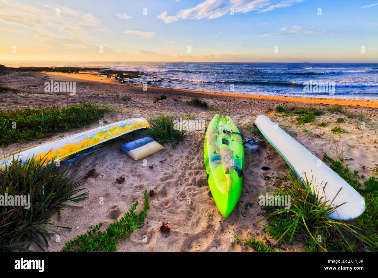 Freizeitsportkanu auf dem Sand von Hams Beach in Swansea an der Pazifikküste von Ausralia bei Sonnenaufgang. Stockfoto