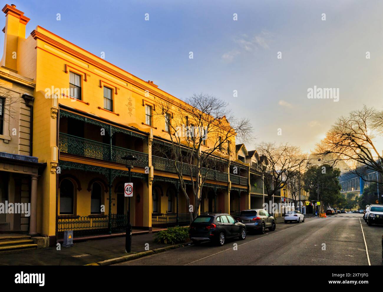 Historische Terrassenhäuser in einer ruhigen Wohnstraße im historischen Viertel Rocks von Sydney, das zur Brücke führt. Stockfoto