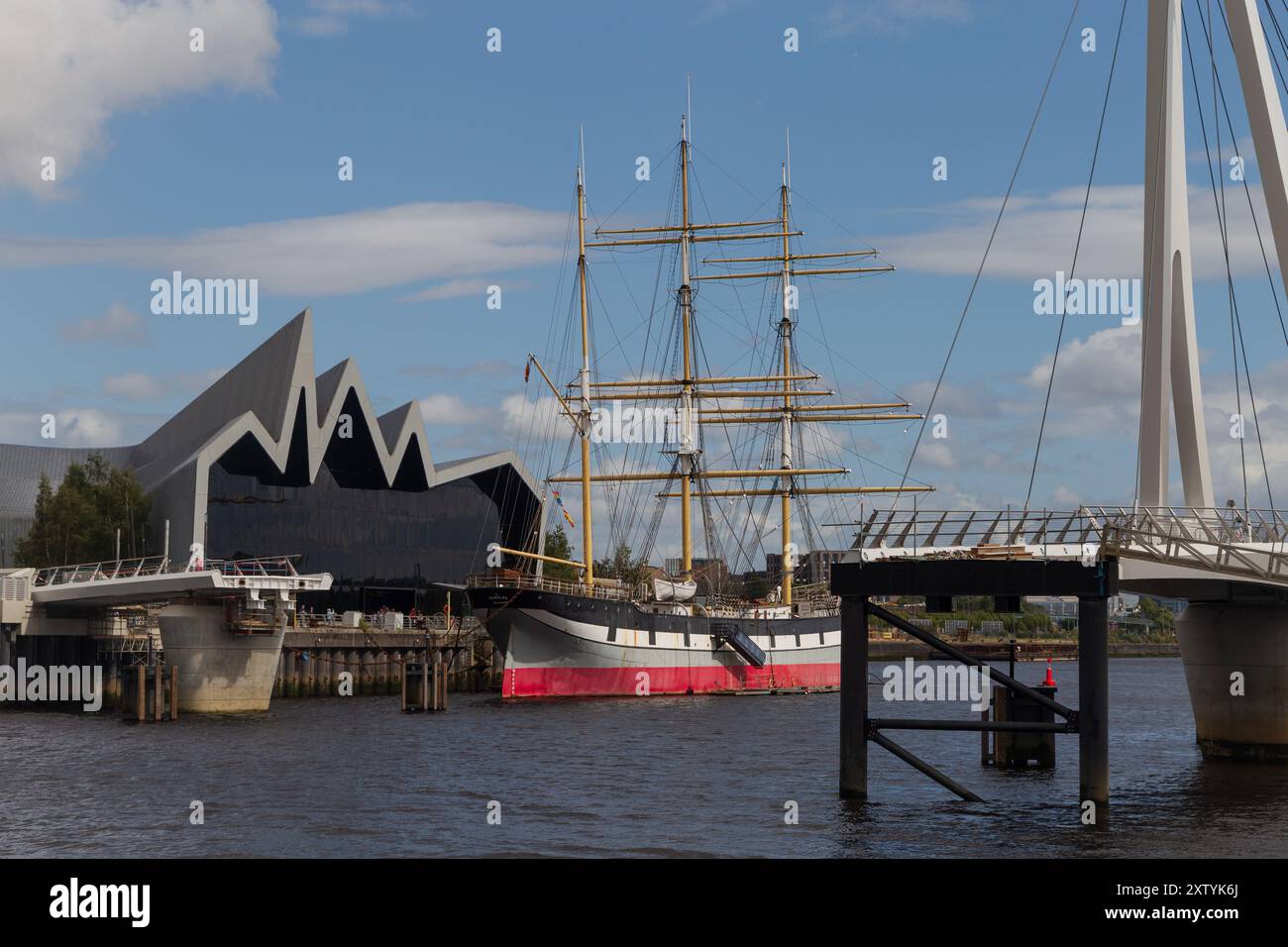 Glasgows berühmte Flusslandschaft mit der neuen Brücke im Bau Stockfoto