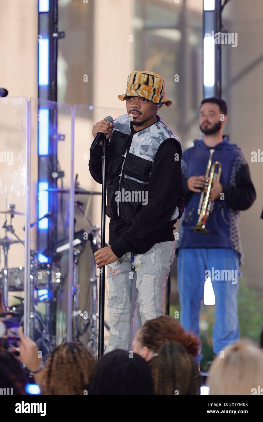 NY, USA. August 2024. New York, USA, 146. August 2024 - Chance, der Rapper, präsentiert am 16. August 2024 eine elektrisierende Vorstellung in der „Today“-Show von NBC im Herzen von New York City. Der Grammy-Preisträger brachte seine unverkennbare Energie auf die Bühne und begeisterte die Menge mit einer Mischung aus neuen Hits und Fan-Favoriten. Sein Auftritt auf „Today“ ist Teil seiner fortwährenden Bemühungen, mit Fans in Kontakt zu treten und sein neuestes Album zu bewerben. Die Live-Performance vor der legendären Kulisse des Rockefeller Plaza zeigte nicht nur sein musikalisches Talent, sondern auch seine lebendige Bühnenpräsenz, die weiterhin insp ist Stockfoto