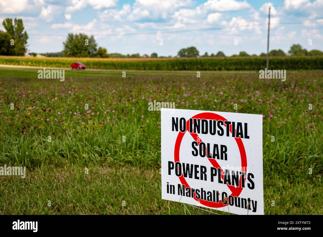 Rutland, Indiana – Ein Schild entlang einer Landstraße steht einer Solaranlage im Marshall County gegenüber. Stockfoto