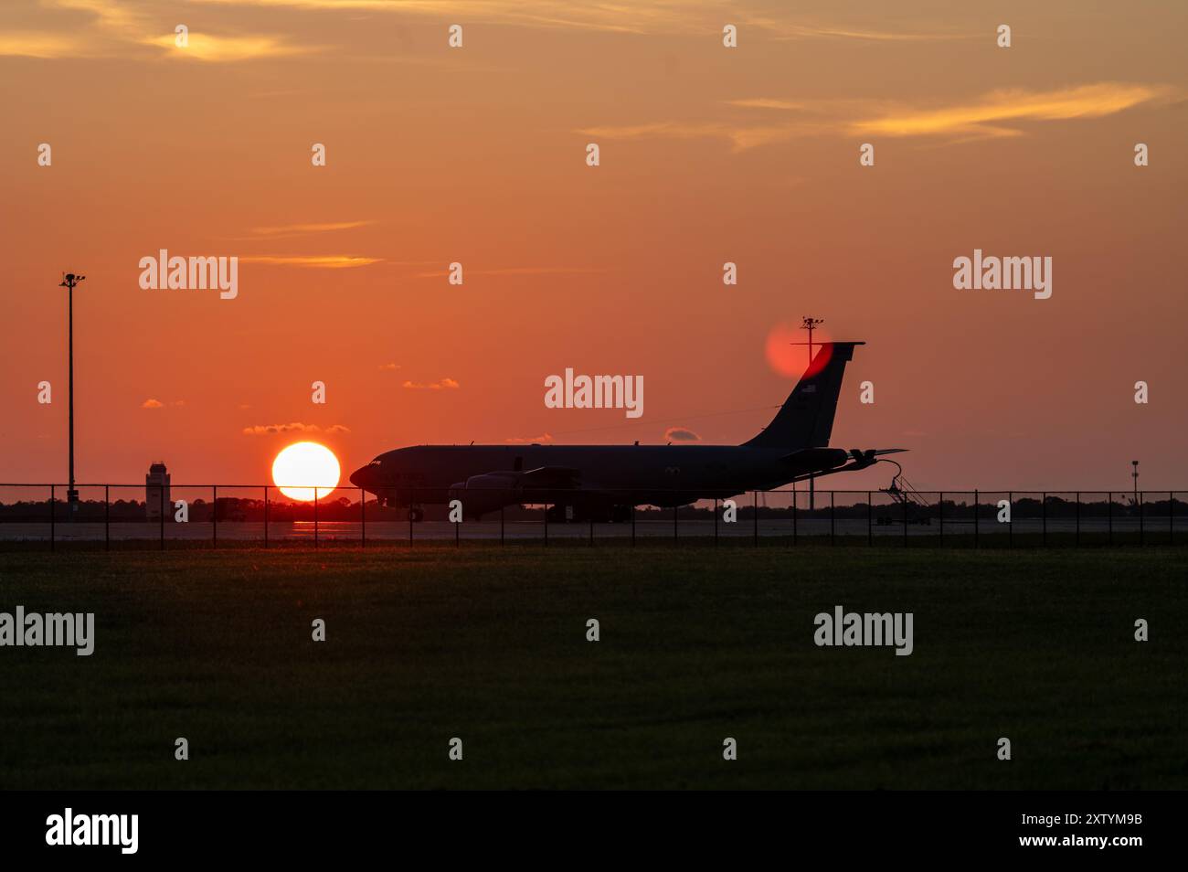 Ein KC-135 Stratotanker, der dem 6. Luftbetankungsflügel zugeordnet ist, wird während einer Nuclear Operational Readiness Übung am 13. August 2024 auf der MacDill Air Force Base in Florida gezeigt. Die KC-135 Stratotanker unterstützt die Luftwaffe seit über 60 Jahren. (Foto der U.S. Air Force von Airman Monique STOBER) Stockfoto