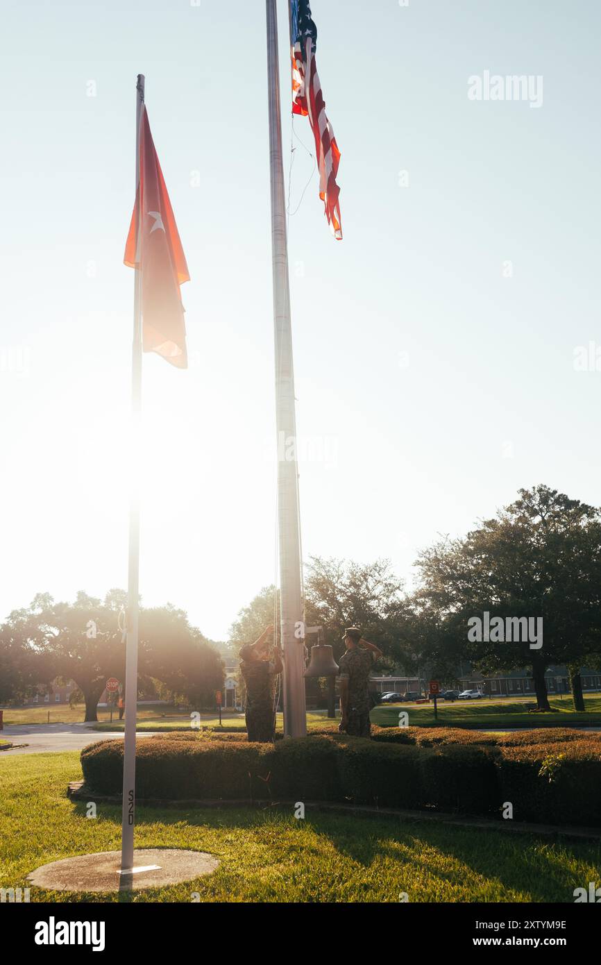 US-Marines mit der 2. Marine Logistics Group, halten Morning Colors vor einer Preisverleihung in Camp Lejeune, North Carolina, 16. August 2024. Während der Zeremonie wurden Marines und Matrosen mit der 2. MLG für ihre Bemühungen und Disziplin ab dem dritten Quartal des Kalenderjahres 2024 ausgezeichnet und anerkannt. (Foto des U.S. Marine Corps von Sgt. Mary Kohlmann) Stockfoto