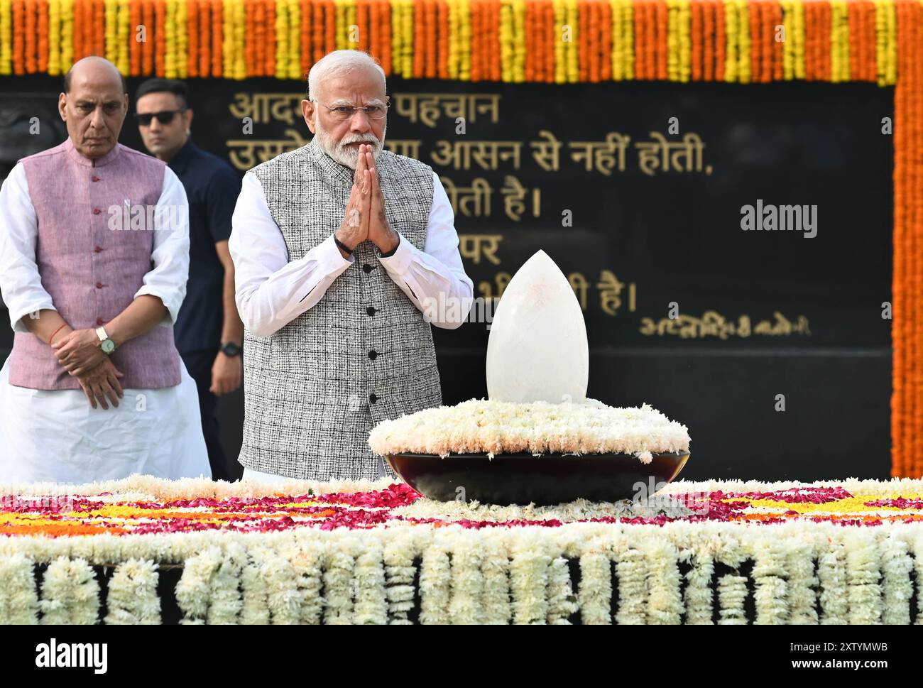 NEW DELHI, INDIEN - 16. AUGUST: Premierminister Narendra Modi und Verteidigungsminister Rajnath Singh würdigt den ehemaligen Premierminister Atal Bihari Vajpayee zu seinem Todestag im Sadaiv Atal am 16. August 2024 in Neu-Delhi, Indien. Vajpayee wurde 1924 in Gwalior geboren und war jahrzehntelang das Gesicht der BJP und der erste nicht-kongreßpolitische Premierminister, der eine volle Amtszeit im Amt innehatte. Vajpayee war vom 16. Mai 1996 bis zum 1. Juni 1996 Premierminister Indiens und erneut vom 19. März 1998 bis zum 22. Mai 2004. Außerdem war er indischer Außenminister im Kabinett von Premierminister Min Stockfoto