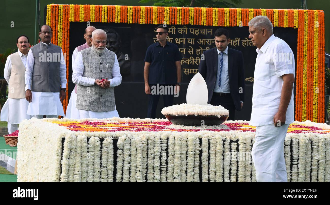 NEU-DELHI, INDIEN - 16. AUGUST: Vizepräsident Jadgeep Dhankar, Premierminister Narendra Modi und andere Blumengerichte in Sadaiv Atal während des Pushpanjali & Prayer Meetings zu Punyatithi von Bharat Ratna und ehemaliger Premierminister Atal Bihari Vajpayee JI am 16. August 2024 in Neu-Delhi, Indien. Vajpayee wurde 1924 in Gwalior geboren und war jahrzehntelang das Gesicht der BJP und der erste nicht-kongreßpolitische Premierminister, der eine volle Amtszeit im Amt innehatte. Vajpayee war vom 16. Mai 1996 bis zum 1. Juni 1996 Premierminister Indiens und erneut vom 19. März 1998 bis zum 22. Mai 2004. Er dient auch Stockfoto