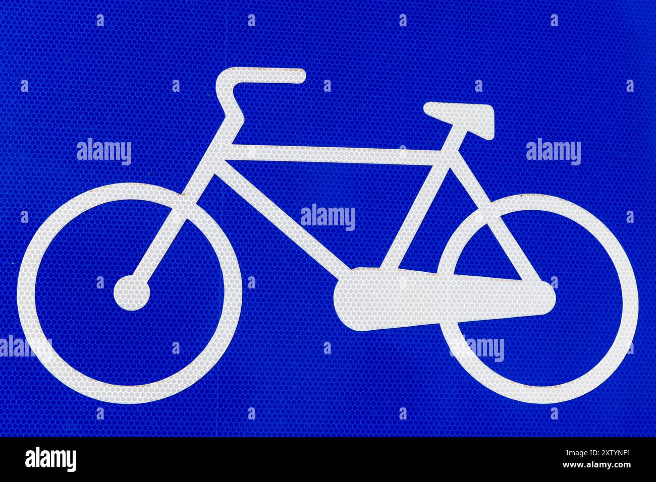 Nahaufnahme des Fahrradschilds auf Verkehrsschildern, weiß auf blau. Stockfoto